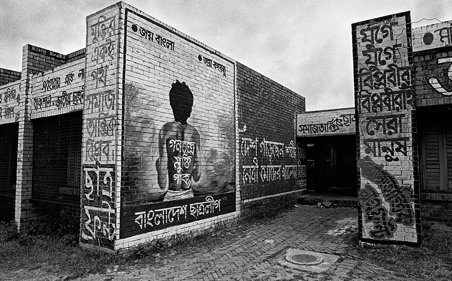 On November 10, 1987, the opposition parties in Bangladesh tried to stage a siege of Dhaka in an attempt to oust President Ershad. Noor Hossain was a young worker who came out in the streets to join the protest. He had painted 